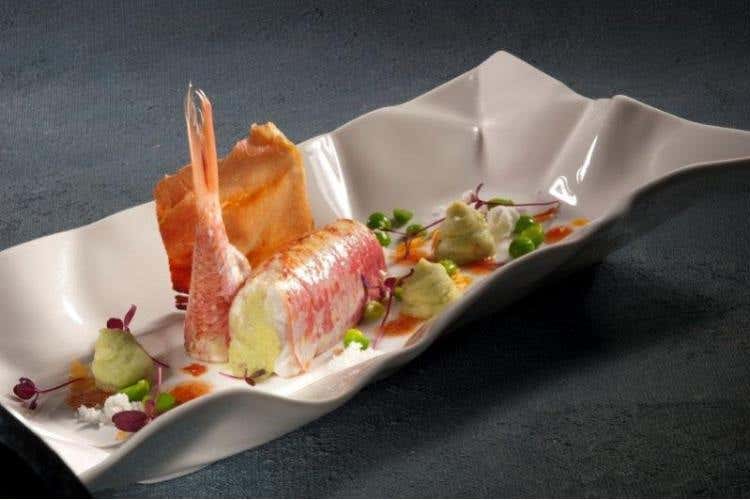 Triglie in padella, farcite di piselli e zenzero, croccante di prosciutto di cinta